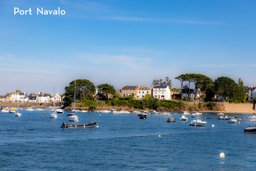 Port Navalo, malerischer Hafen mit Booten und Häusern, nahe Sarzeau in der Bretagne.