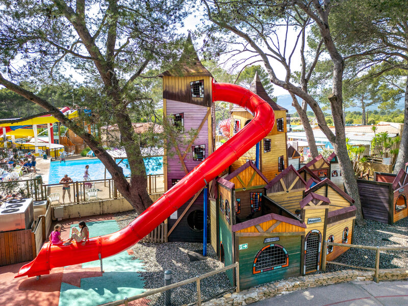 Carabouille Spielplatz - Rote Rutsche, Themenspielplatz und Pool auf CAPFUN Arbois du Castellet, LE CASTELLET (83).