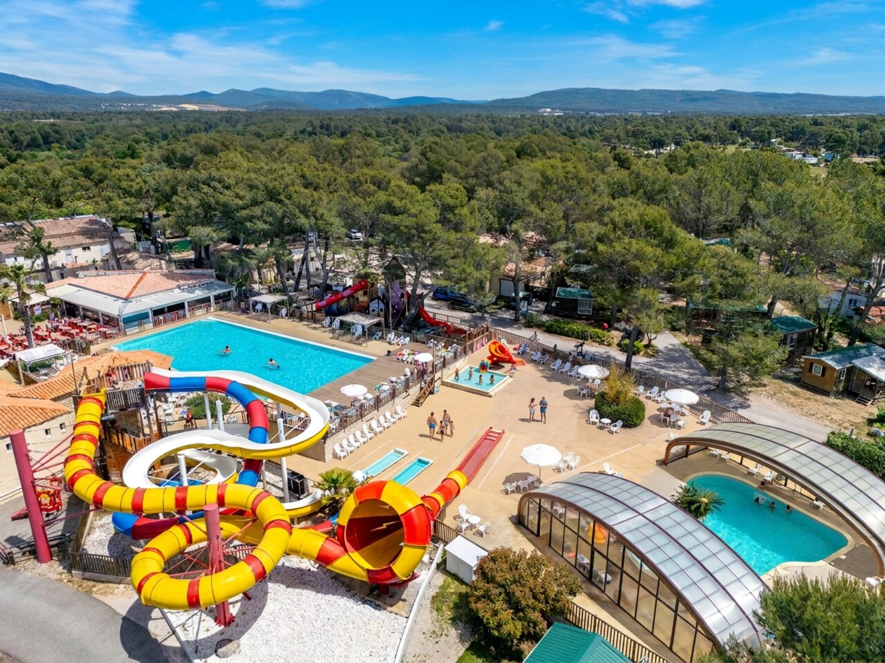Schwimmb�der, Wasserrutschen und Spielpl�tze auf dem Campingplatz CAPFUN Arbois du Castellet in LE CASTELLET (83).