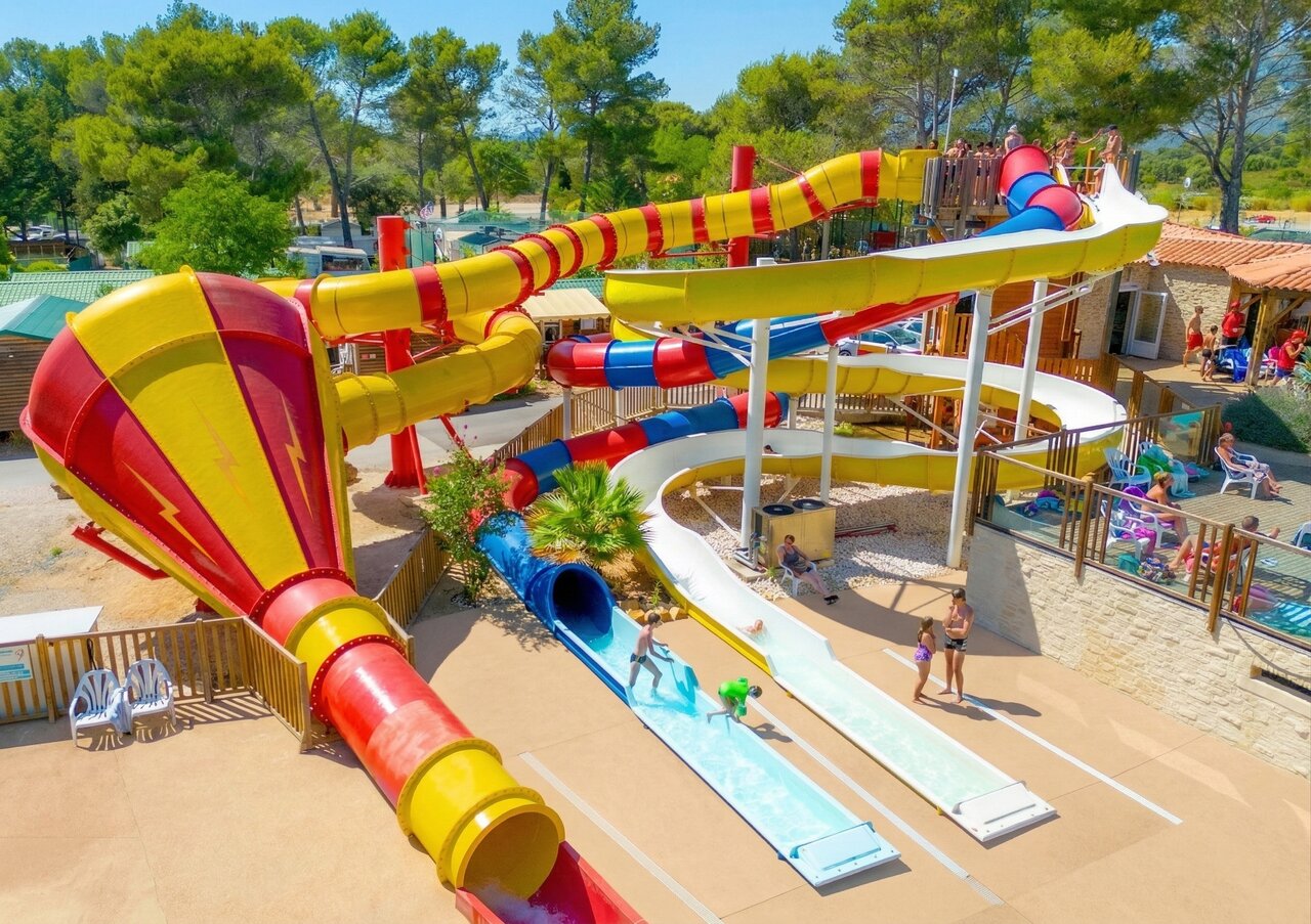 Bunte Wasserrutschen und Wasserspiele auf dem Campingplatz CAPFUN Arbois du Castellet in LE CASTELLET (83).