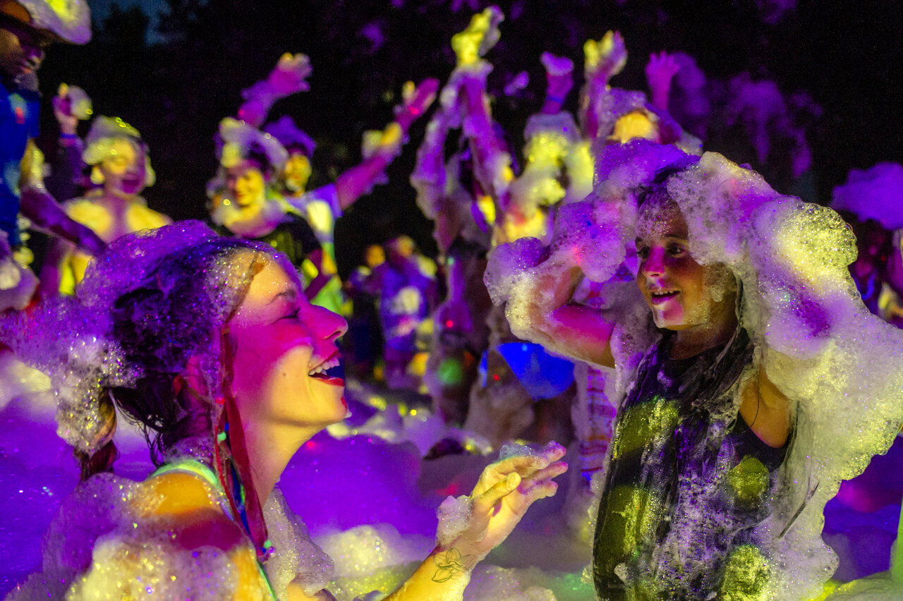 Lebhaftes Schaumparty mit lachenden Kindern und Erwachsenen auf dem Campingplatz CAPFUN Arbois du Castellet in LE CASTELLET (83).