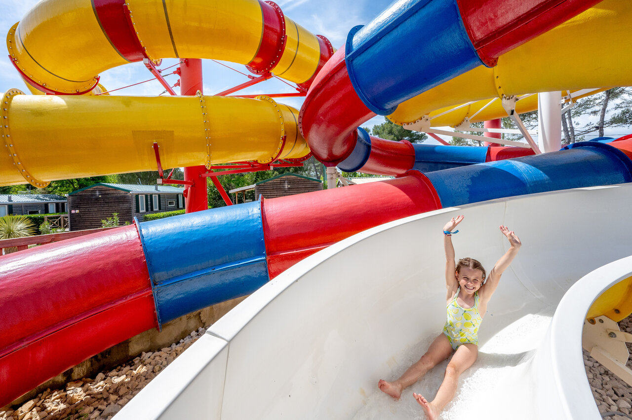 Wasserrutschen und gl�ckliches Kind auf Campingplatz CAPFUN Arbois du Castellet, LE CASTELLET (83).