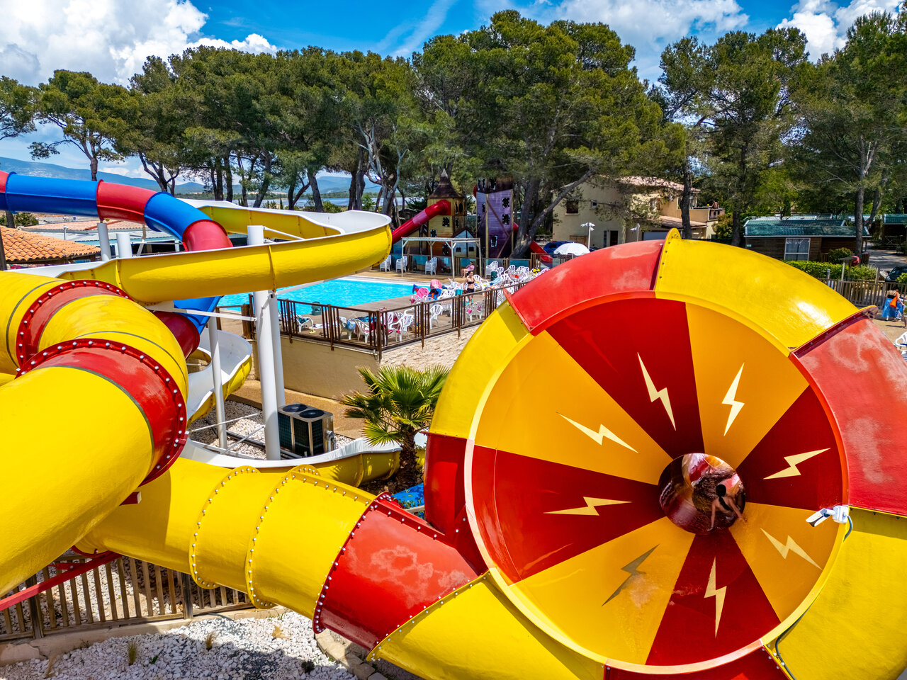 Bunte Wasserrutschen und Au�enpool auf CAPFUN Arbois du Castellet, LE CASTELLET.