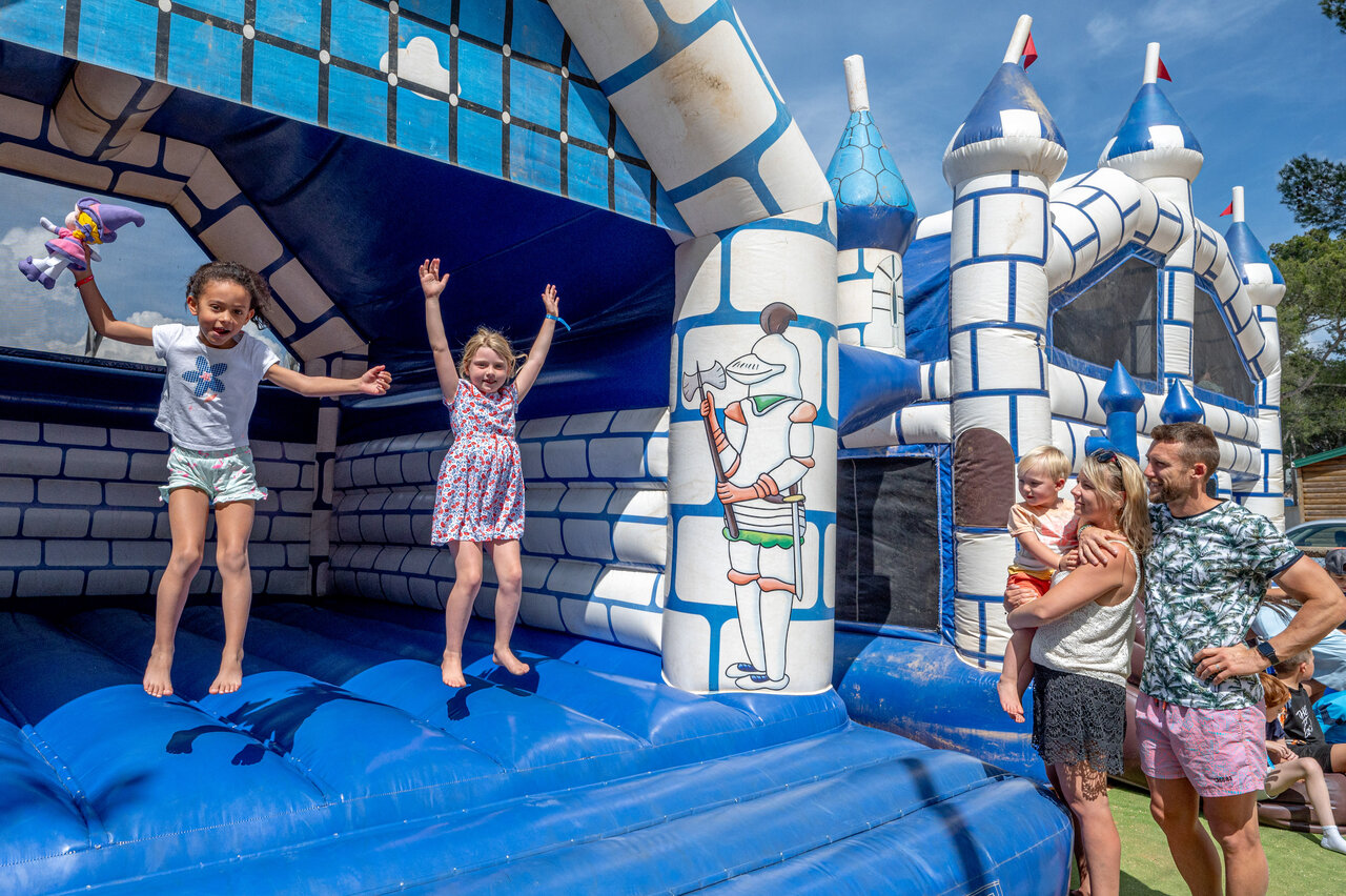 H�pfburg f�r Kinder auf dem Campingplatz CAPFUN Arbois du Castellet in LE CASTELLET (83).