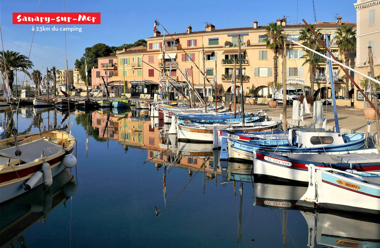 Hafen von Sanary-sur-Mer mit traditionellen Booten und farbigen Fassaden, Provence-Alpes-C�te d'Azur.