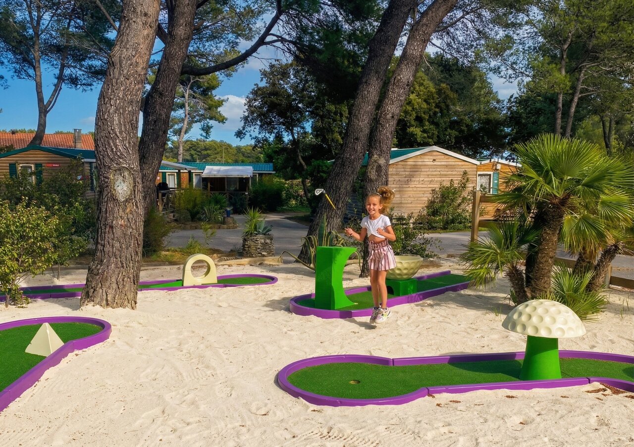 Minigolf auf dem Campingplatz CAPFUN Arbois du Castellet in LE CASTELLET (83).