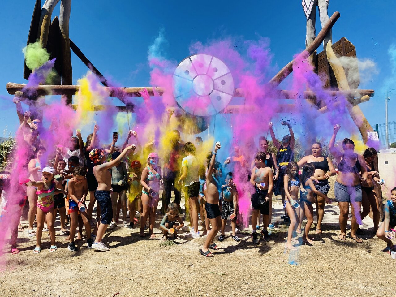 Holi Animation auf Camping CAPFUN Arbois du Castellet in LE CASTELLET (83).