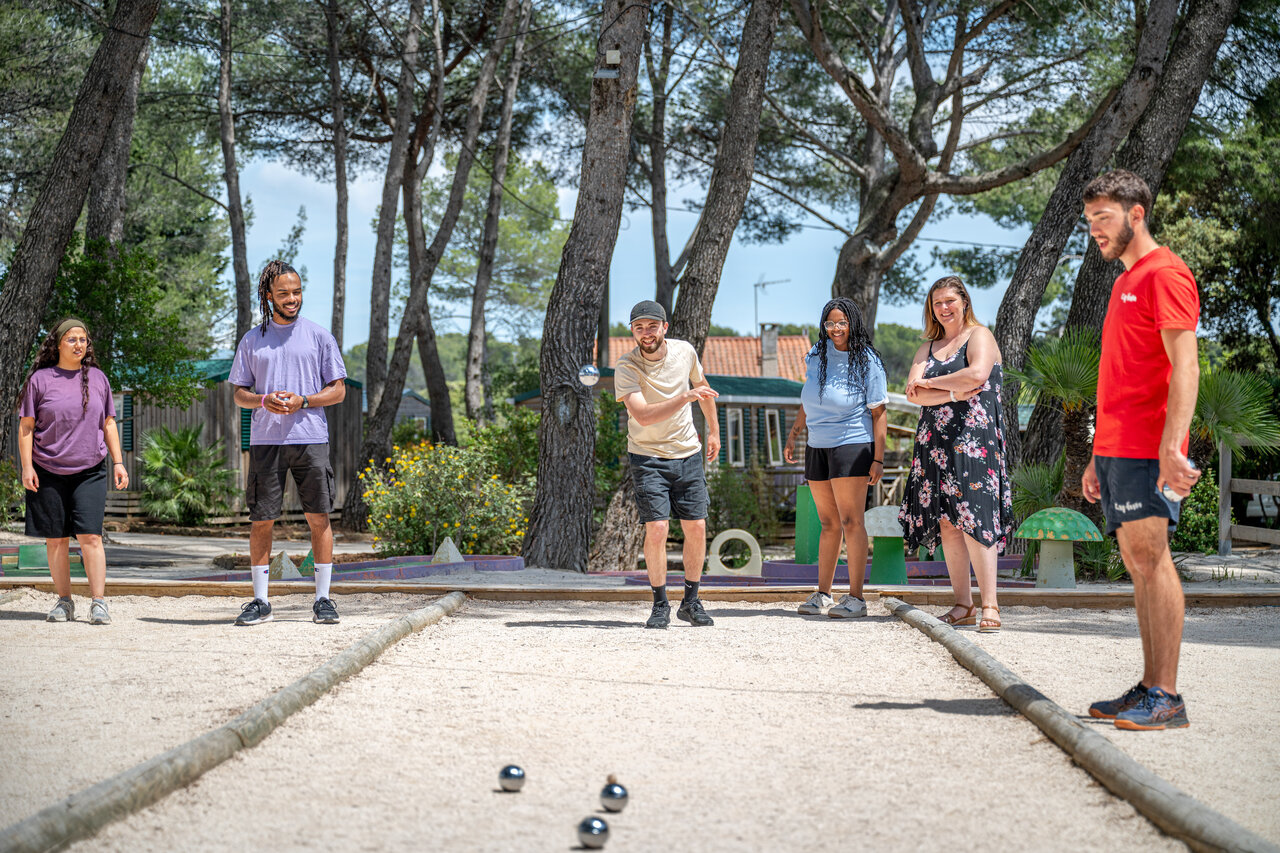 Freunde spielen Boule auf dem Platz des Campingplatzes CAPFUN Arbois du Castellet (83).