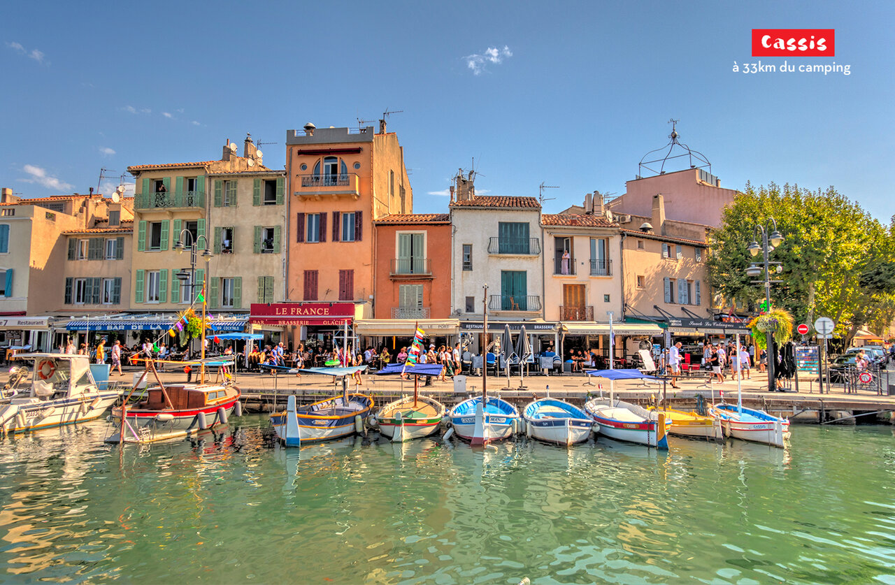 Hafen von Cassis mit bunten H�usern und Fischerbooten in der Provence.
