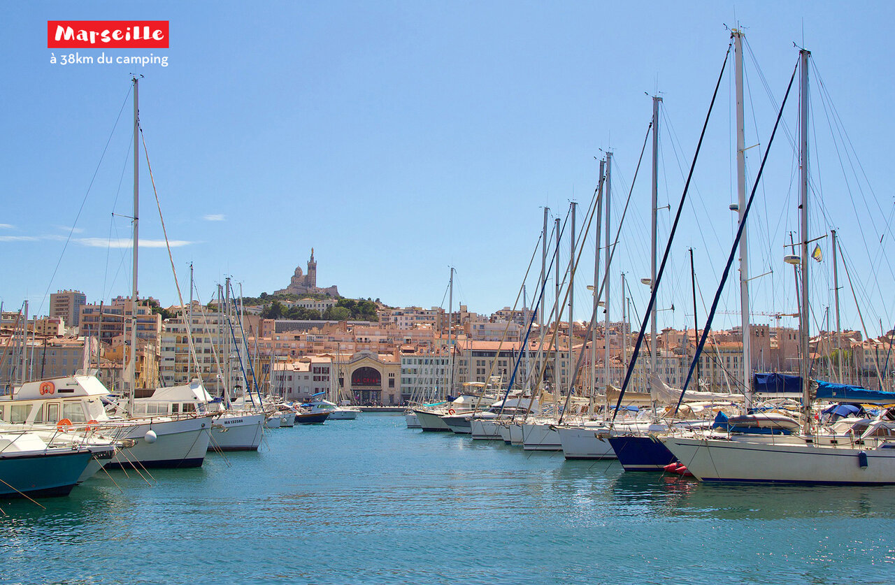 Alter Hafen von Marseille mit Booten und Notre-Dame de la Garde, Ausflugsziel.