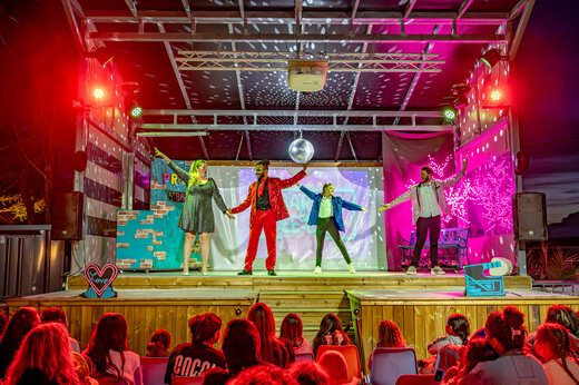 Entertainment show with performers at CAPFUN Arbois du Castellet campsite.