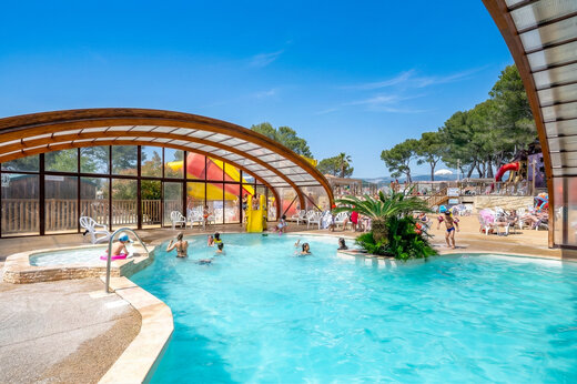 Überdachter Pool und Wasserrutschen auf CAPFUN Arbois du Castellet, LE CASTELLET (83).