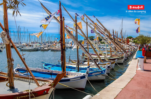 Haven van Bandol met kleurrijke traditionele boten, een stad om te bezoeken.