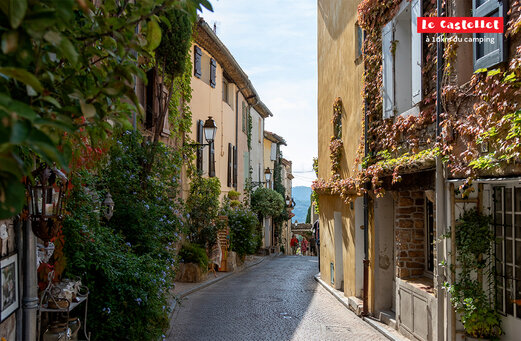 Malerische Kopfsteinpflasterstraße im mittelalterlichen Dorf Le Castellet, Provence-Alpes-Côte d'Azur.