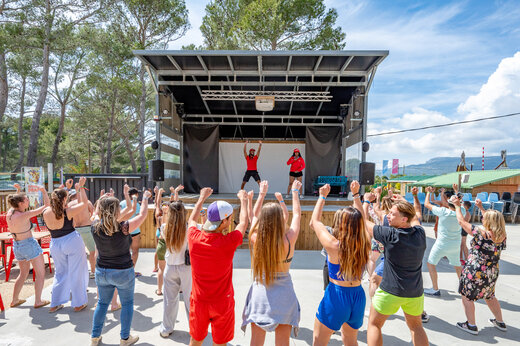 Outdoor-Tanzkurs mit Animateuren auf der Bühne auf dem Campingplatz CAPFUN Arbois du Castellet in LE CASTELLET (83).