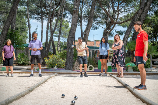 Freunde spielen Boule auf einem Platz auf dem Campingplatz CAPFUN Arbois du Castellet in LE CASTELLET (83).