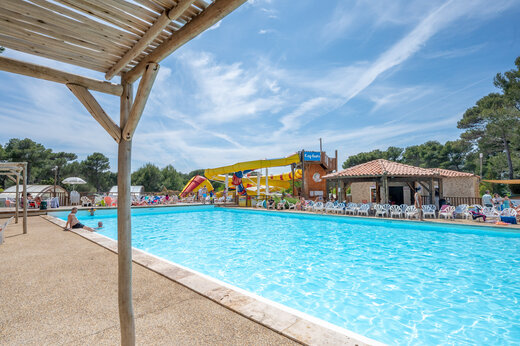 Schwimmbad und Rutschen auf dem Campingplatz CAPFUN Arbois du Castellet in LE CASTELLET (83).