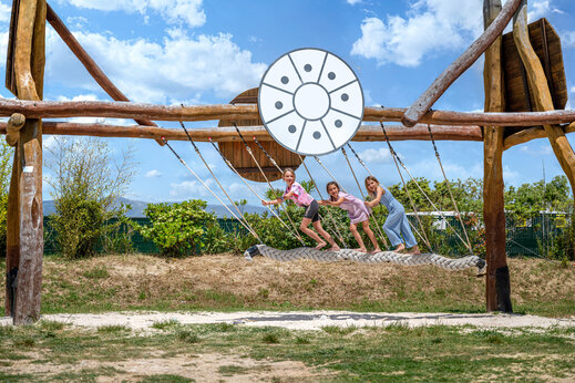 Kinder spielen auf dem Campingplatz CAPFUN Arbois du Castellet in LE CASTELLET (83).