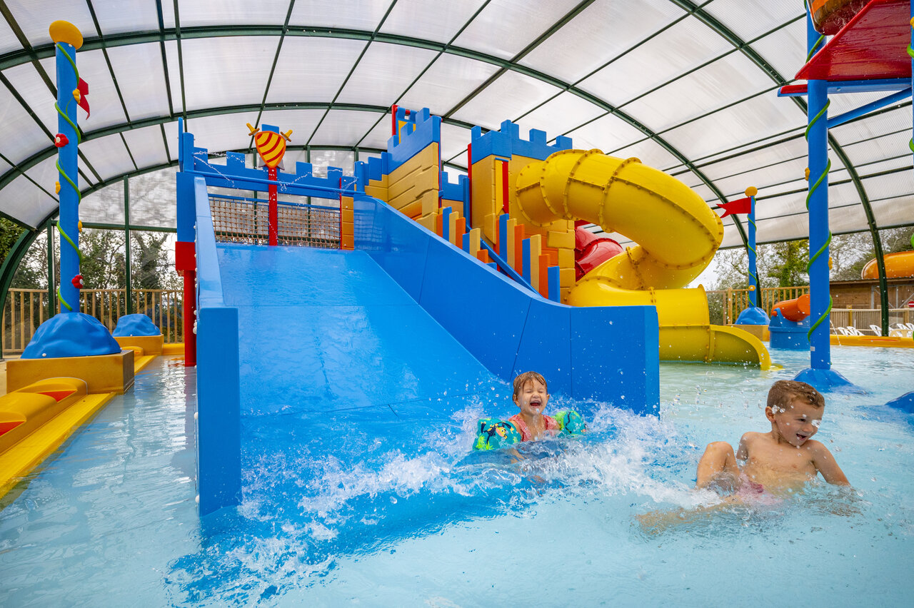 Waterglijbanen en overdekt zwembad op camping CAPFUN Armor H�ol in Piriac sur Mer (44).