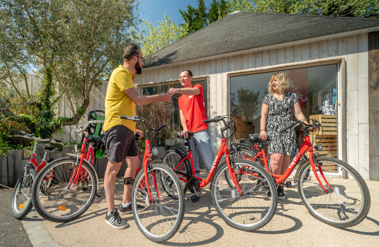 Verhuur van rode Capfun fietsen op camping CAPFUN Armor H�ol in Piriac sur Mer (44).