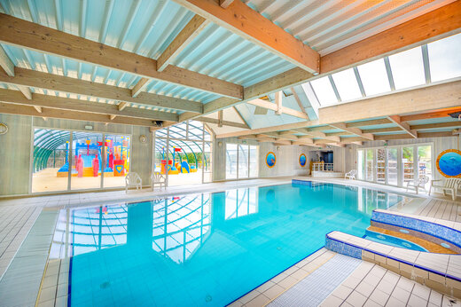Beheiztes Hallenbad, Whirlpool, Wasserspiele im Freien auf Campingplatz CAPFUN Armor Héol Piriac sur Mer (44).
