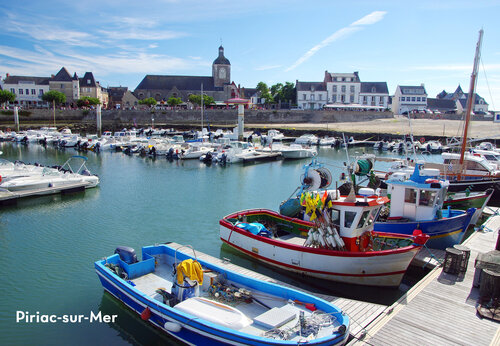 Hafen von Piriac-sur-Mer mit Booten und Kirche, Ausflugsziel in Loire-Atlantique.