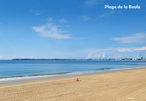 Breiter Sandstrand von La Baule, ideal zum Entspannen.
