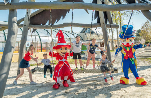 Riesenschaukel, Kinder und Maskottchen auf dem Campingplatz CAPFUN Armor Héol in Piriac sur Mer (44).