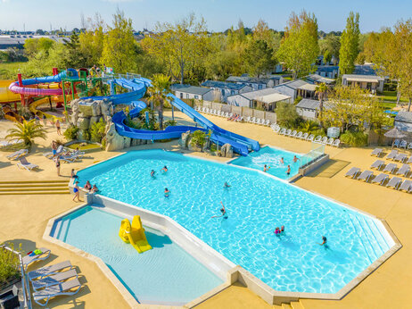 Außenpool und Wasserrutschen auf Campingplatz CAPFUN Armor Héol Piriac sur Mer.