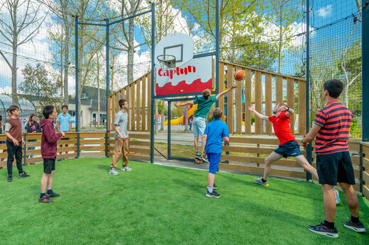 Multisportplatz mit Jugendlichen beim Basketballspielen auf Camping CAPFUN Armor Héol.