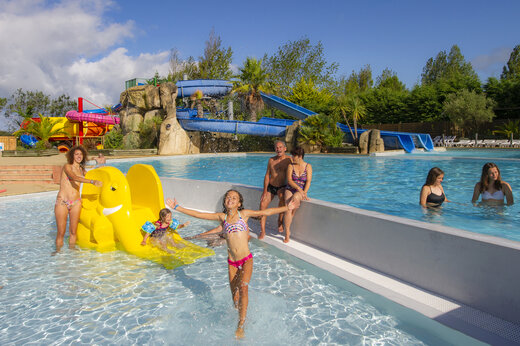 Außenpool, Wasserrutschen und Wasserspiele auf dem Campingplatz CAPFUN Armor Héol.