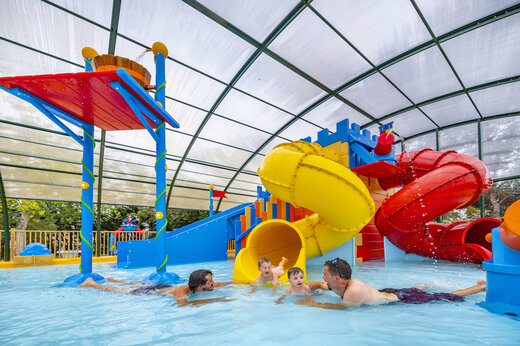 Hallenbad, Rutschen und Wasserspiele im CAPFUN Armor Héol Piriac sur Mer.