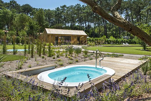Außen-Whirlpool auf dem Campingplatz LIBRANOO Naturiste Arnaoutchot, Landes, Frankreich.