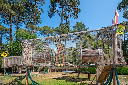 Kinderspeeltuin op camping LIBRANOO Naturiste Arnaoutchot in Veille-Saint-Girons, Landes, Frankrijk.