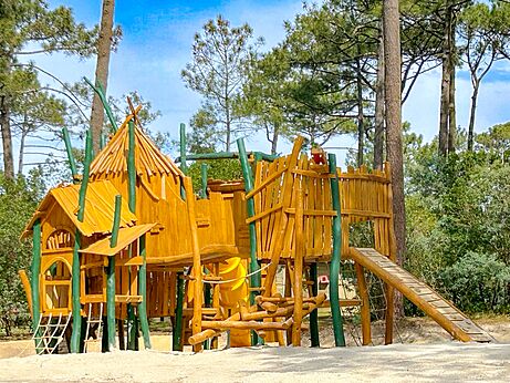 Hölzerne Spielstruktur für Kinder auf dem Campingplatz LIBRANOO Naturiste Arnaoutchot in Veille-Saint-Girons, Landes, Frankreich.