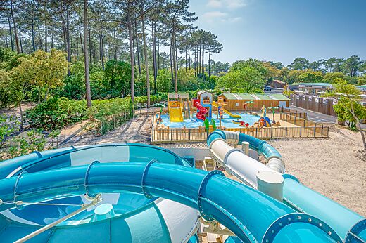Wasserrutschen, Wasserspielplatz auf Camping LIBRANOO Naturiste Arnaoutchot, Veille-Saint-Girons.