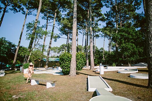 Schattiger Minigolfplatz auf dem Campingplatz LIBRANOO Naturiste Arnaoutchot, Landes, Frankreich.