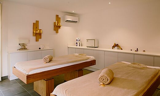 Massageruimte met twee tafels op camping LIBRANOO Naturiste Arnaoutchot in Veille-Saint-Girons, Landes, Frankrijk.