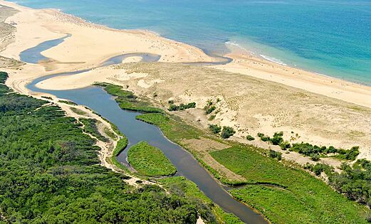 Sandstrand, Fluss und Dünen auf dem Campingplatz LIBRANOO Naturiste Arnaoutchot in Veille-Saint-Girons, Landes, Frankreich.