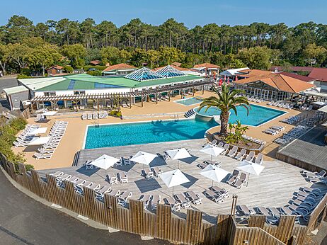 Außenpools, Liegestühle, Sonnenschirme, Luftaufnahme auf dem Campingplatz LIBRANOO Naturiste Arnaoutchot, Landes, Frankreich.