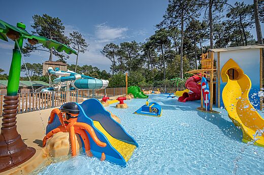 Waterglijbanen en speelzwembad op camping LIBRANOO Naturiste Arnaoutchot in Veille-Saint-Girons, Landes, Frankrijk.