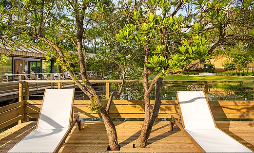 Spa-Entspannungsbereich, Holzterrasse und Bäume auf dem Campingplatz LIBRANOO Naturiste Arnaoutchot in Veille-Saint-Girons, Landes, Frankreich.