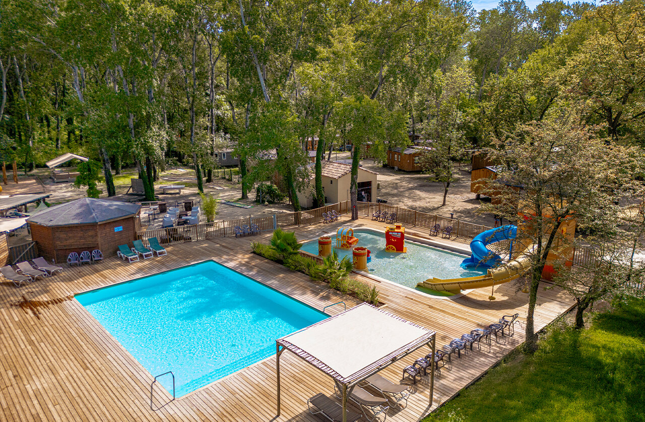 Wasserpark mit Schwimmbad, Planschbecken, Rutschen im Camping CLICOCHIC Art de Vivre.