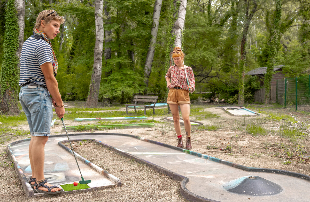 Minigolf auf dem Campingplatz CLICOCHIC Art de Vivre in Ch�teauneuf du Pape (84).