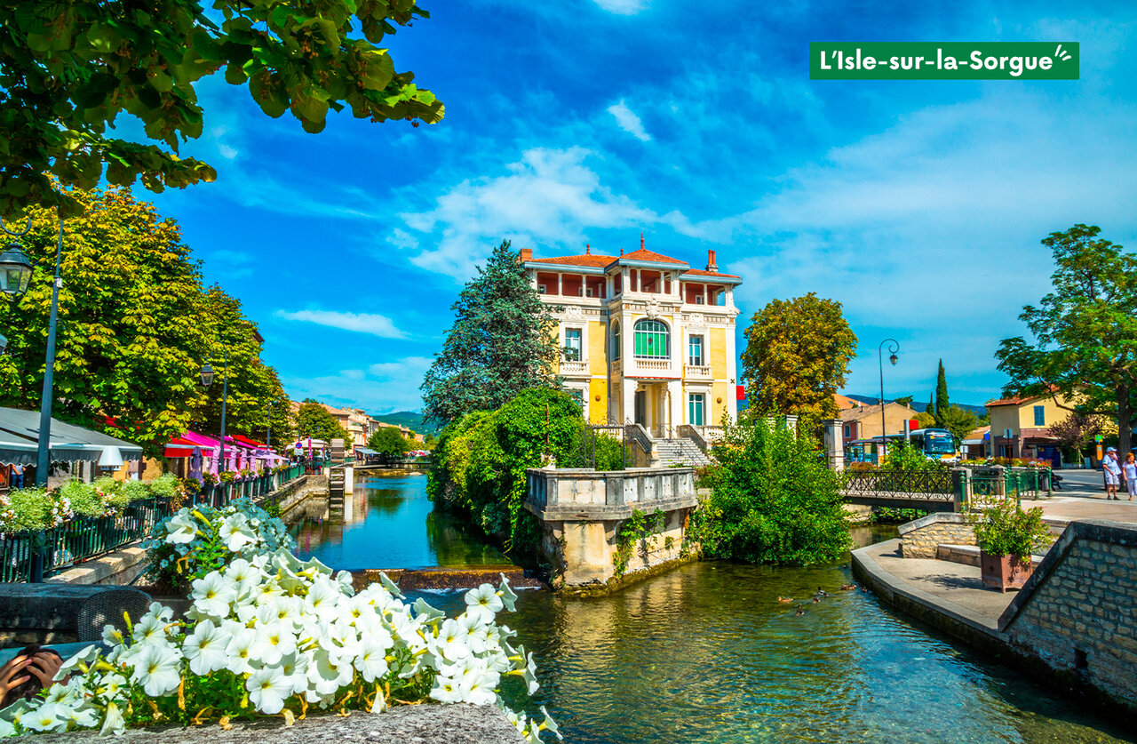 L'Isle-sur-la-Sorgue, provenzalische Stadt mit Kan�len, historischen Geb�uden und Blumen.