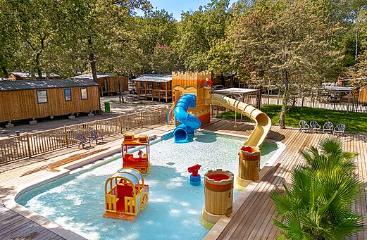 Schwimmbad, Rutschen und Wasserspiele auf dem Campingplatz CLICOCHIC Art de Vivre in Châteauneuf du Pape.