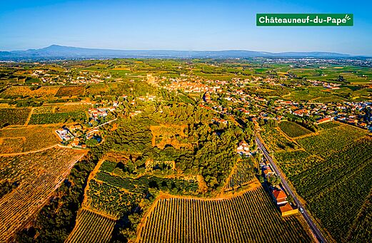 Luftaufnahme des Dorfes Châteauneuf-du-Pape und seiner Weinberge in der Provence.