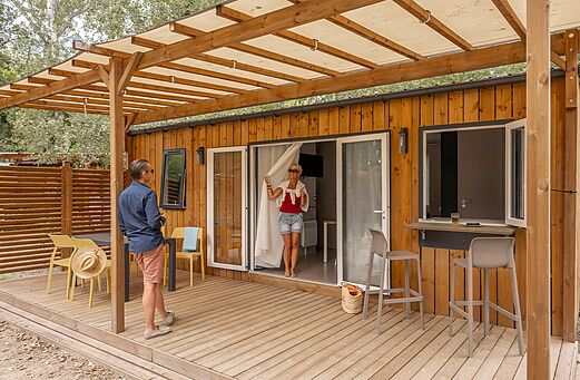 Mobilheim, Terrasse auf dem Campingplatz CLICOCHIC Art de Vivre in Châteauneuf du Pape (84).