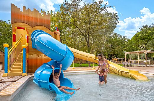 Wasserrutschen und Spielbecken auf dem Campingplatz CLICOCHIC Art de Vivre in Châteauneuf du Pape (84).