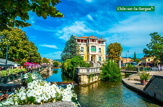 L'Isle-sur-la-Sorgue, charmante provenzalische Stadt mit Kanälen und alten Häusern.